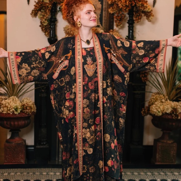 ⭐️NEW⭐️ Heart of Gold Vintage Victorian Art Full Length Duster Robe - Picture 6 of 15